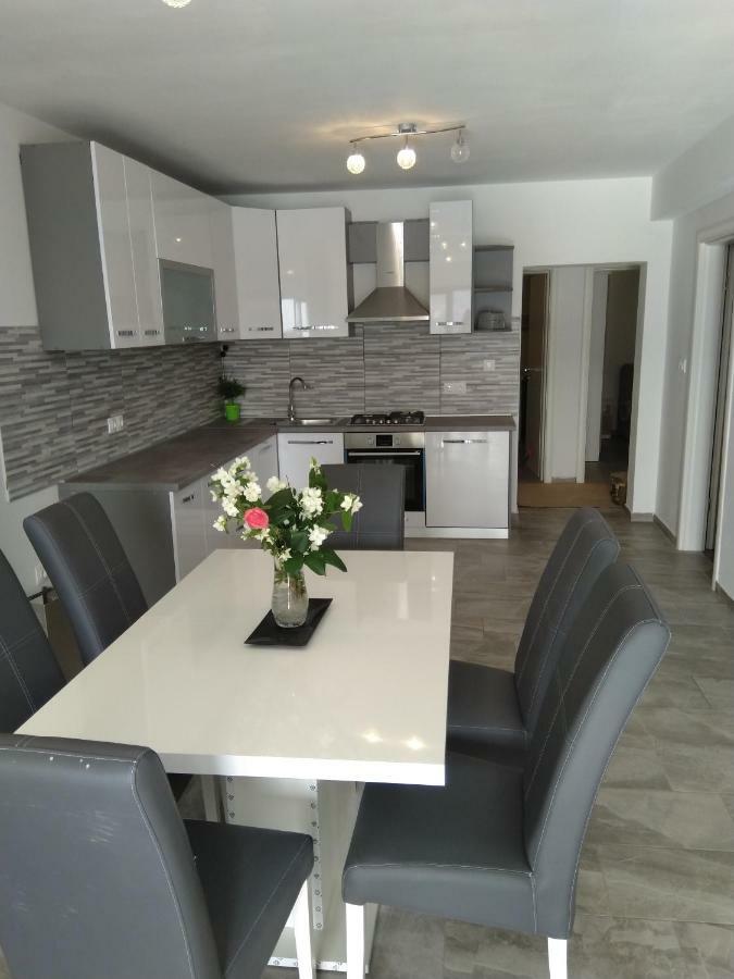 Antonia Apartments Zavalatica Extérieur photo